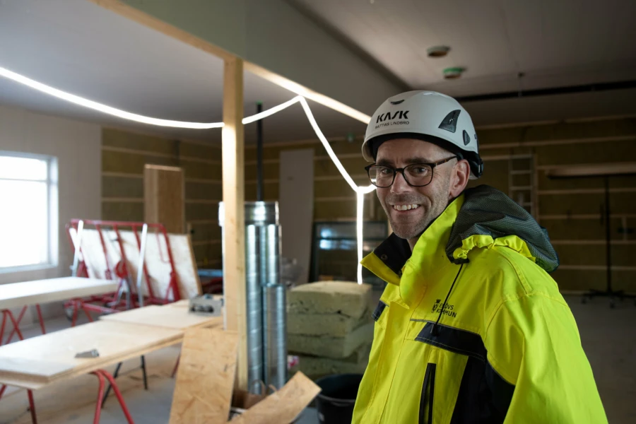 Mattias Lindbro, Husar&auml;ngens byggprojektledare.