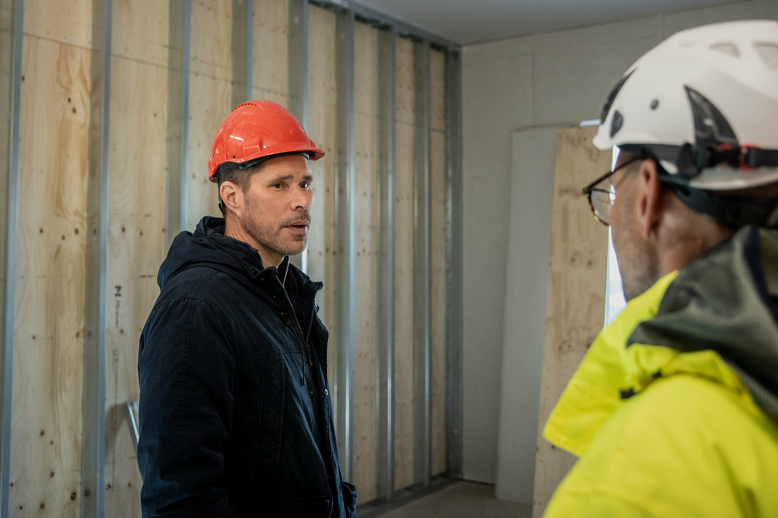 Christian Håkansson, fritidschef och byggprojektledaren Mattias Lindbro tittar in på nya föreningslokalen som håller på att byggas.