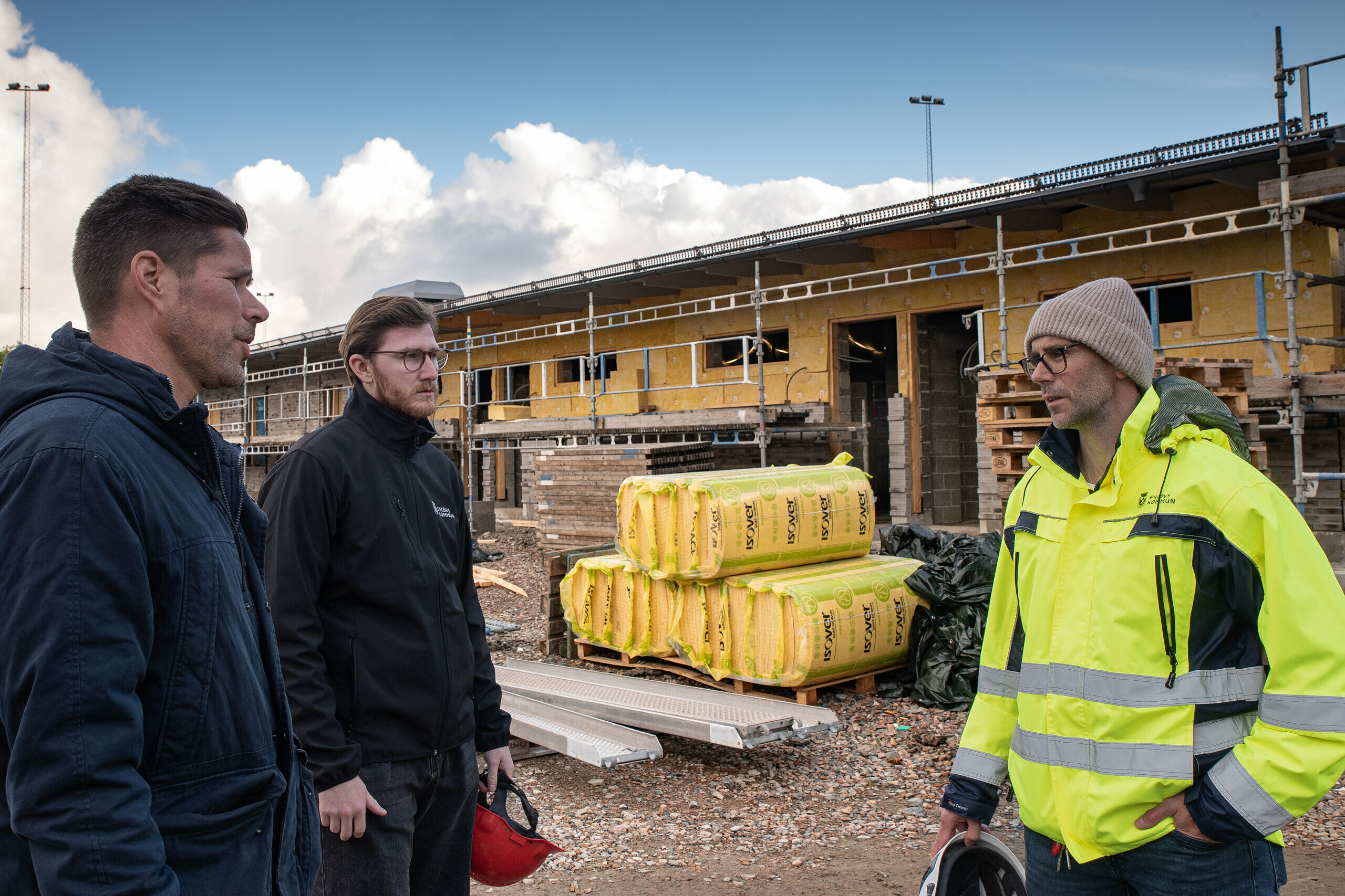 Christian Håkansson, fritidschef, Simon Welander, fritidsutvecklare och Mattias Lindbro, byggprojektledare diskuterar utanför den nya föreningslokalen som nu är en byggarbetsplats. .