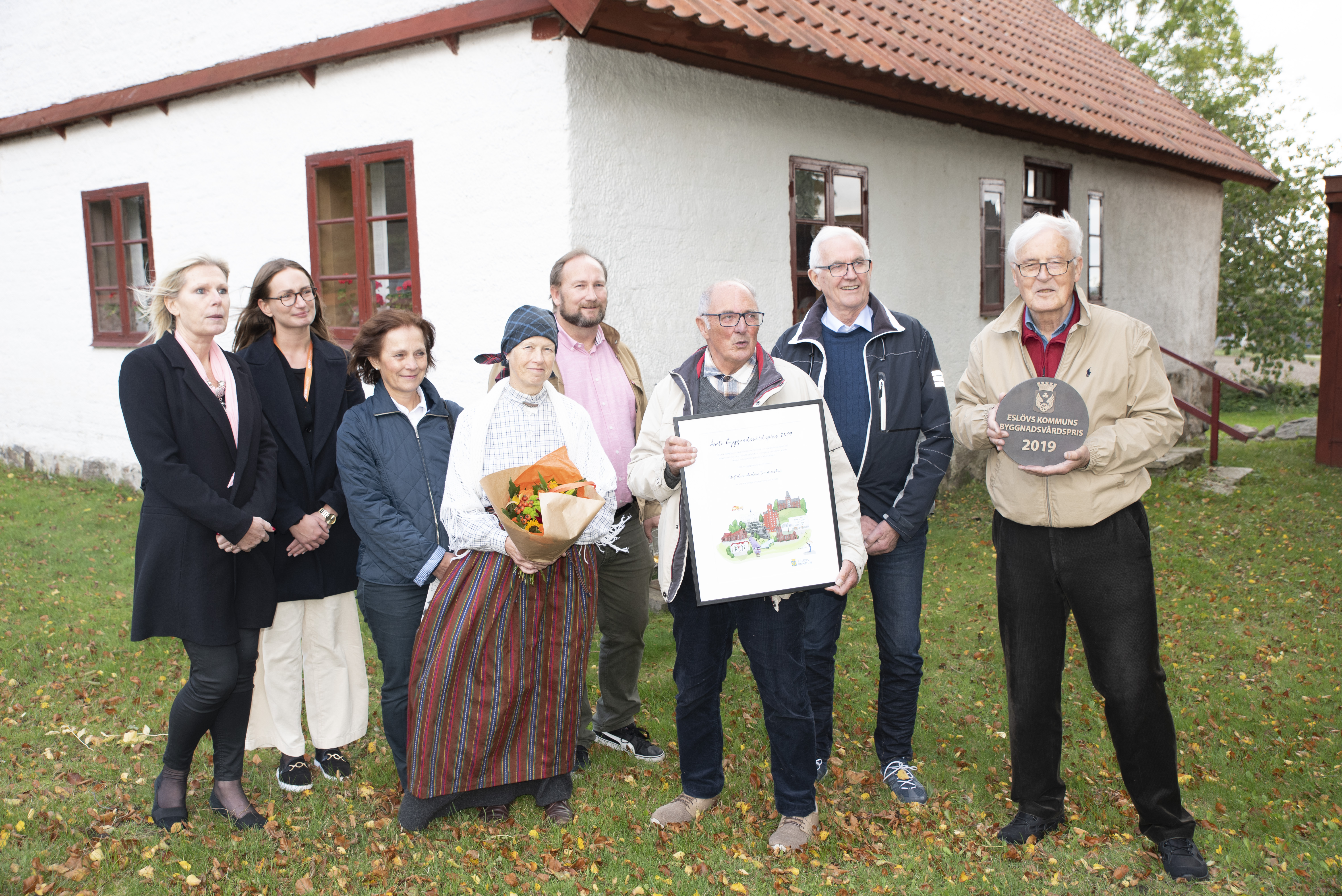 Stiftelsen Harlösa Donationshus mottog 2019 års byggnadsvårdspris av företrädare från Eslövs kommun. Från höger Eva Hallberg, kommundirektör, Matilda Suneson, planarkitekt, Catharina Malmborg, kommunstyrelsens första vice ordförande, Anneli Åkesson, styrelseledamot i stiftelsen, Johan Andersson, kommunstyrelsens ordförande, Leif Palmqvist, kassör, Per Hemming, tidigare ordförande samt Lars Berglund, ordförande i stiftelsen.