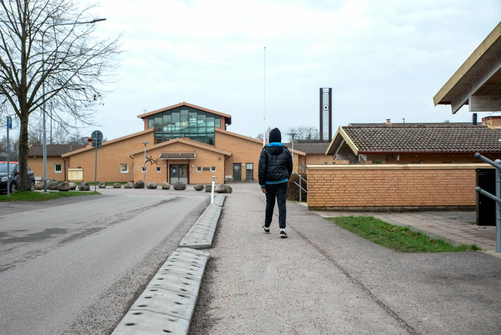Skolgatan som leder in till Ölyckeskolan har fått en tydligare gångbana.