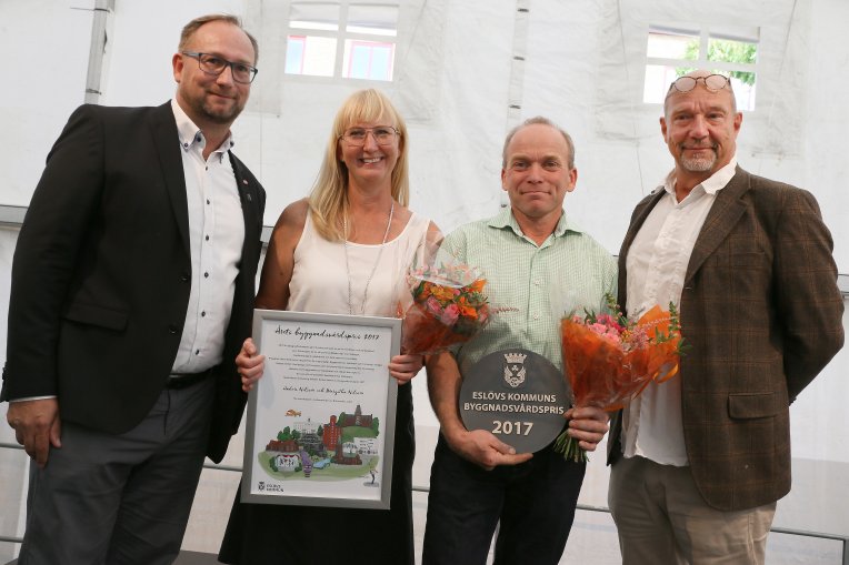 Johan Andersson, kommunstyrelsens ordförande, Margitha och Anders Nilsson, Bränneriets gård och Torsten Helander, stadsarkitekt. Foto: Håkan Sandbring