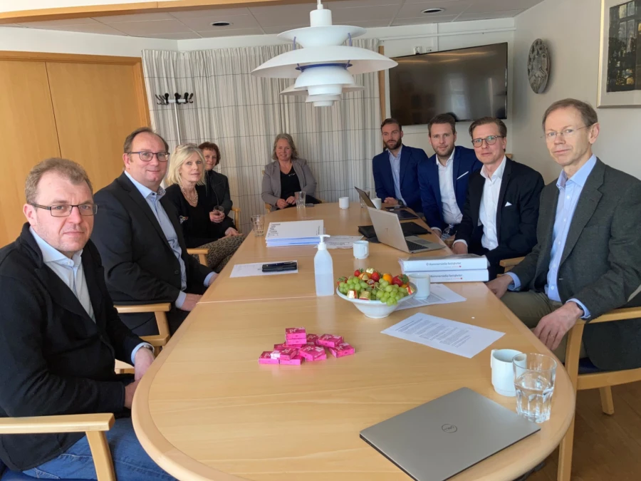 Vid signeringen av avtalet i Esl&ouml;vs stadshus deltog, fr&aring;n v&auml;nster: Johan Tegner, AB Lomma Tegelfabrik, Johan Andersson (S), kommunstyrelsens ordf&ouml;rande, Eva Hallberg, kommundirekt&ouml;r, Catharina Malmborg (M), kommunstyrelsens f&ouml;rsta vice ordf&ouml;rande, &Aring;sa Simonsson, tillv&auml;xtchef Esl&ouml;vs kommun, tillika avg&aring;ende vd f&ouml;r Eifab, Linus Book och Johan Linhuvud, Kommersiella fastigheter i samarbete med Swedbank, Erik Brunsson, Enckell Advokatbyr&aring; och Wilhelm Bergengren, vd AB Lomma Tegelfabrik.