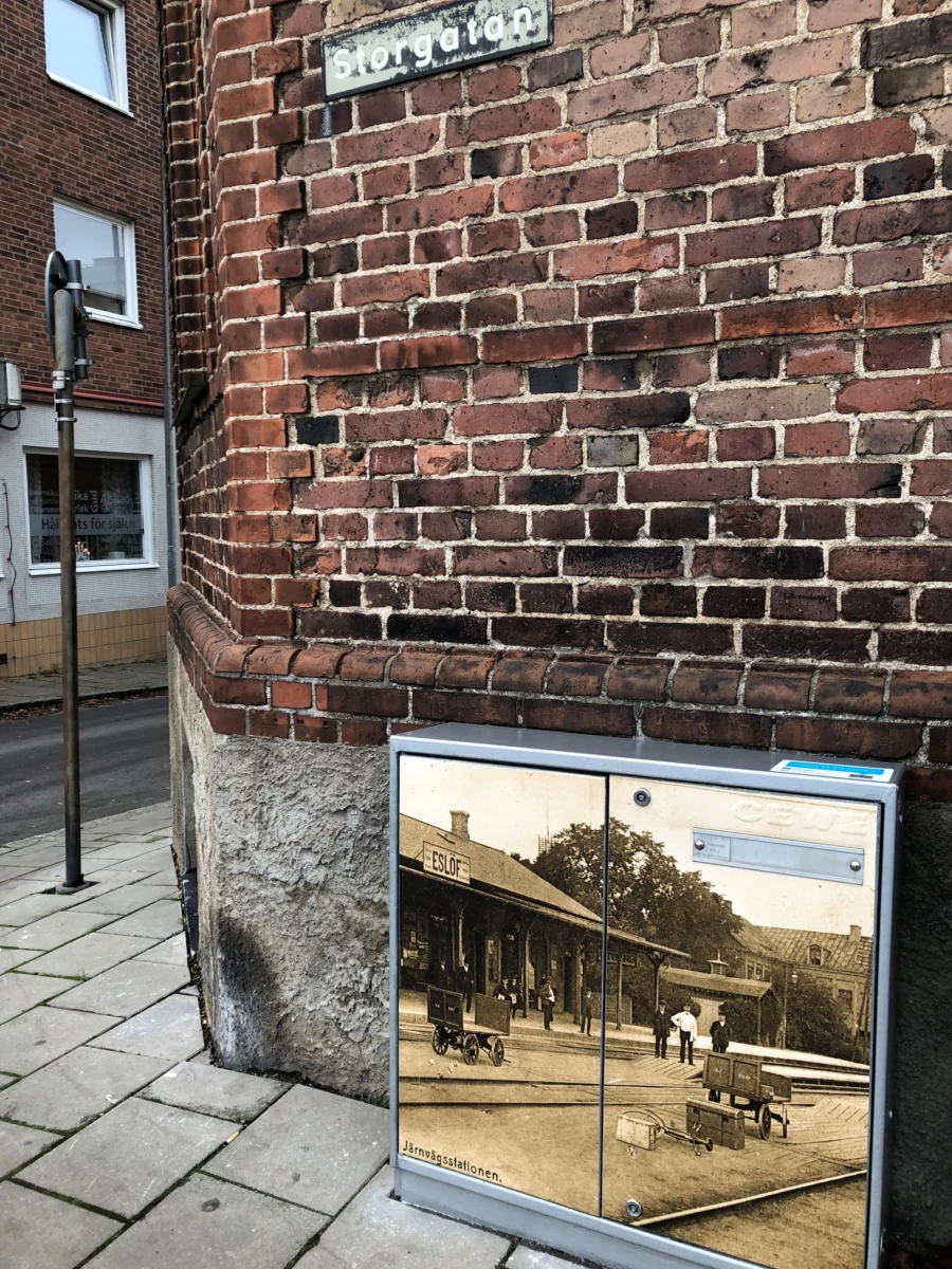 Elsk&aring;p i Esl&ouml;vs centrum har f&aring;tt historiska bilder. Scanna QR-koden p&aring; ovansidan och lyssna till ber&auml;ttelsen om bilden.