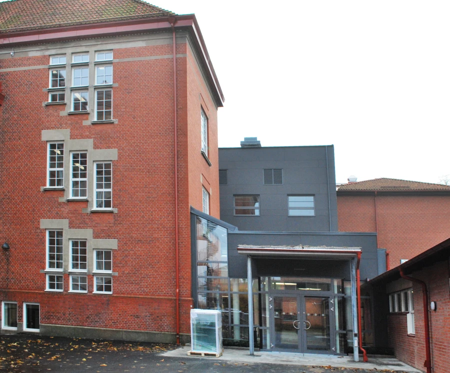 Den nya entr&eacute;n har byggts ihop med den 100-&aring;riga ursprungliga byggnaden.