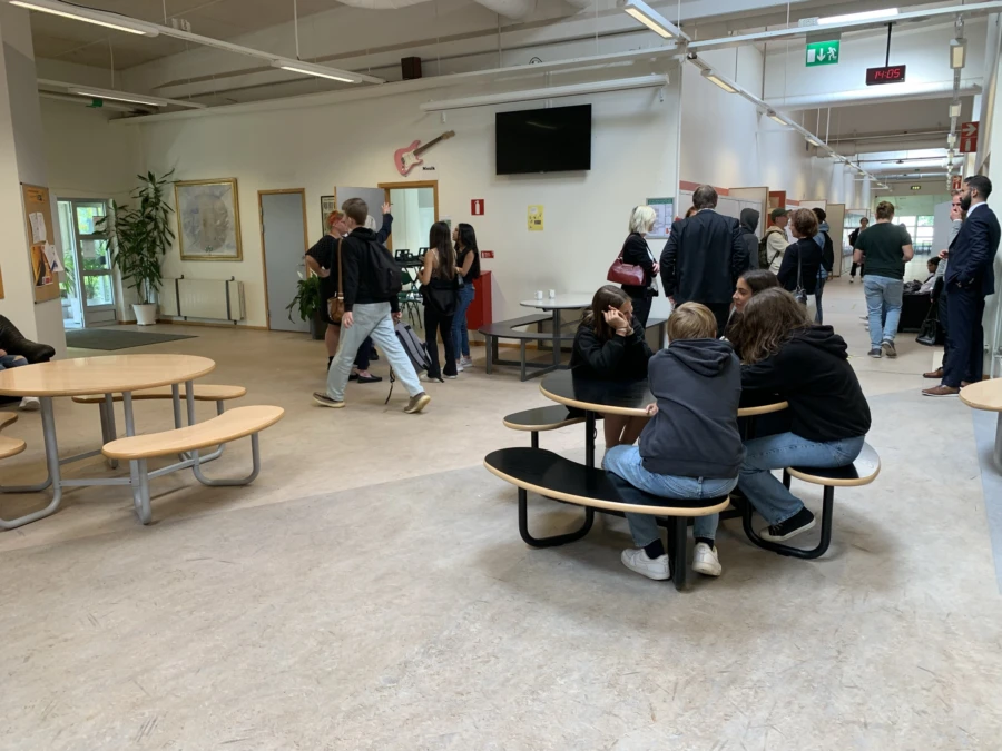 M&aring;ndagen var en vanlig skoldag p&aring; K&auml;llebergsskolan, men &auml;nd&aring; inte. Elevh&auml;lsan var p&aring; plats i alla klassrum och polisen har personal p&aring; skolan hela veckan.