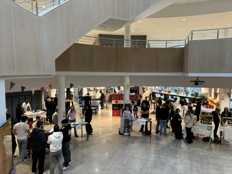 Entreprenörskapsmässan arrangerades i Carl Engströmgymnasiets entré.