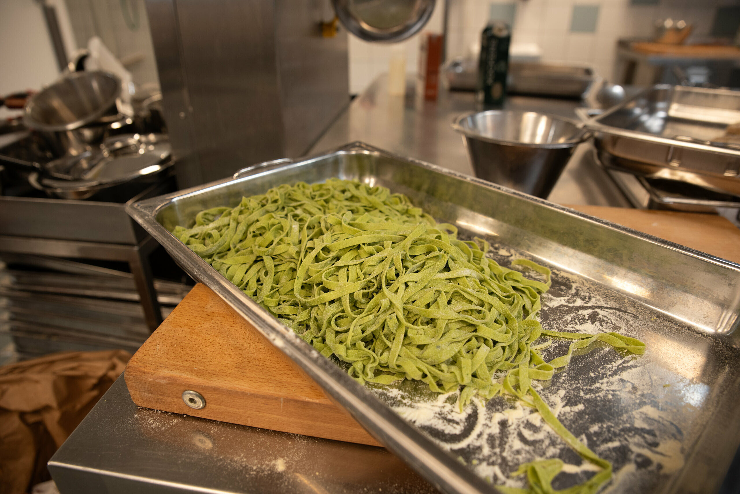Nygjord grön pasta på en plåt