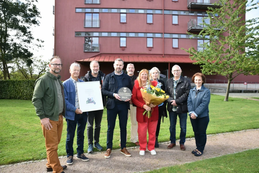 Johan Andersson, Lars Byfors, Mikael Vallberg, Thomas Lind&eacute;n, Torsten Helander, Karin Reinich, Eva Hallberg, Bengt-G&ouml;ran Lindell och Catharina Malmborg vid det prisbel&ouml;nta huset som ritades av den v&auml;rldsber&ouml;mda arkitekten Gunnar Asplund.