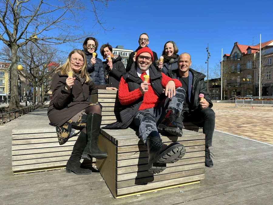 Eslövs kommun bjuder tillsammans med Sparbanken Skåne och stadskärneföreningen in till gratis konserter och underhållning i vår och sommar. Helena Björkman, Sparbanken Skåne, Petra Hallgren, Intersport, Sevim Mehmet, Eslövs Bowling, Zlatko Nevdanovski, centrumledare, och Johan Plambeck, Anna Nordstrand och Marcus Kulle från Eslövs kommun, på den fasta scenen på Stora torg.