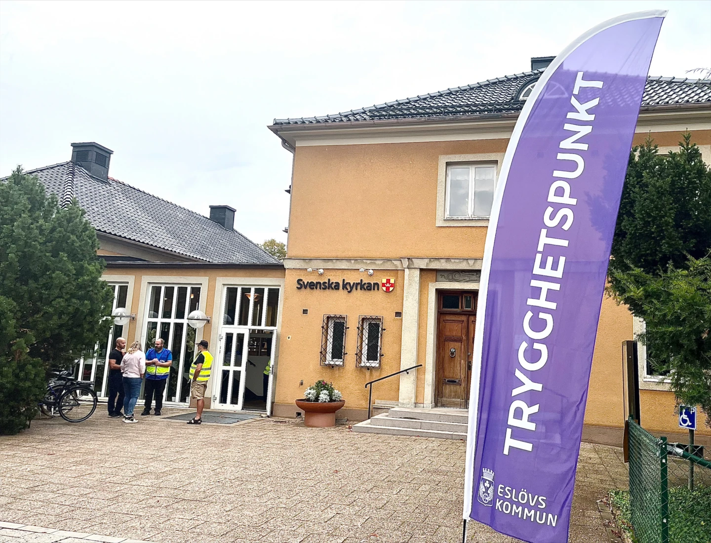 Flagga med text trygghetspunkt. Lokal Svenska kyrkan, Eslöv