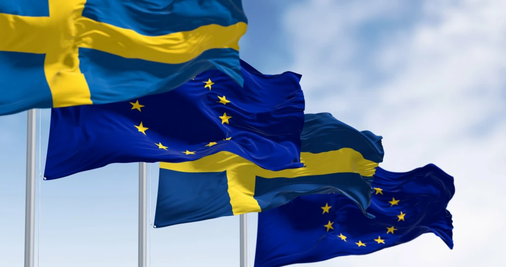 EU-flaggan och svenska flaggan sida vid sida