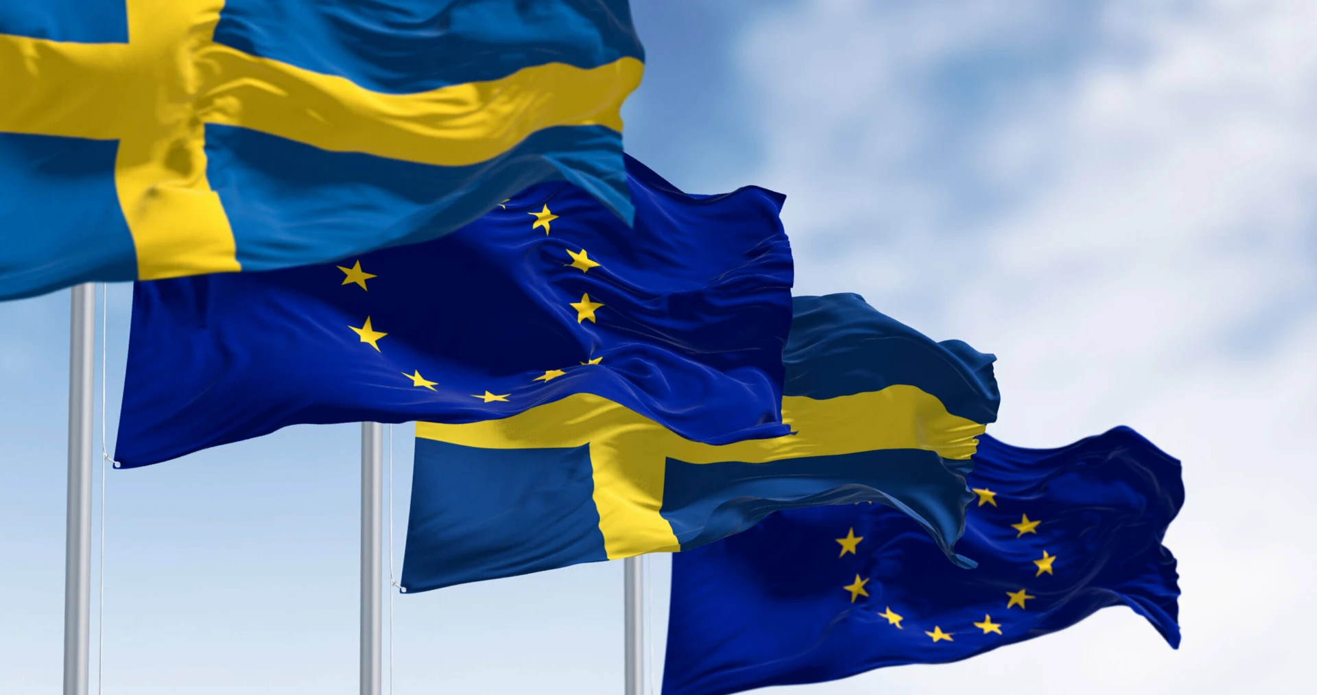 EU-flaggan och svenska flaggan sida vid sida