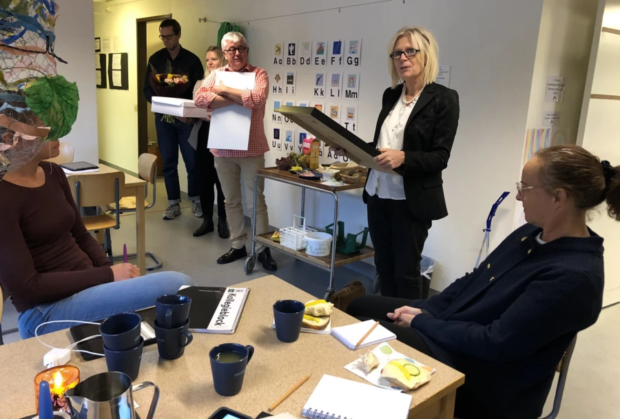 Kommundirekt&ouml;r- Eva Hallberg och J&ouml;rgen Larsson, chef f&ouml;r Barn och Utbildning, delade ut utm&auml;rkelsen vid ett personalm&ouml;te p&aring; f&ouml;rskolan.