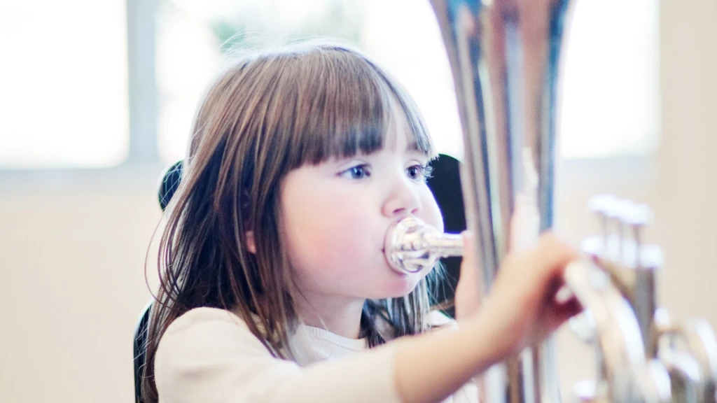 En flicka som spelar tuba