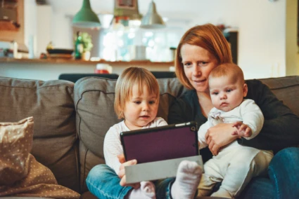 barn framför ipad med sin mamma