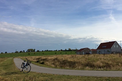 Landsväg med en parkerad cykel