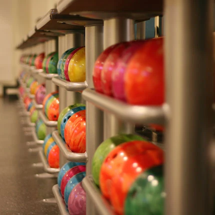 Många bowlingklot på rad