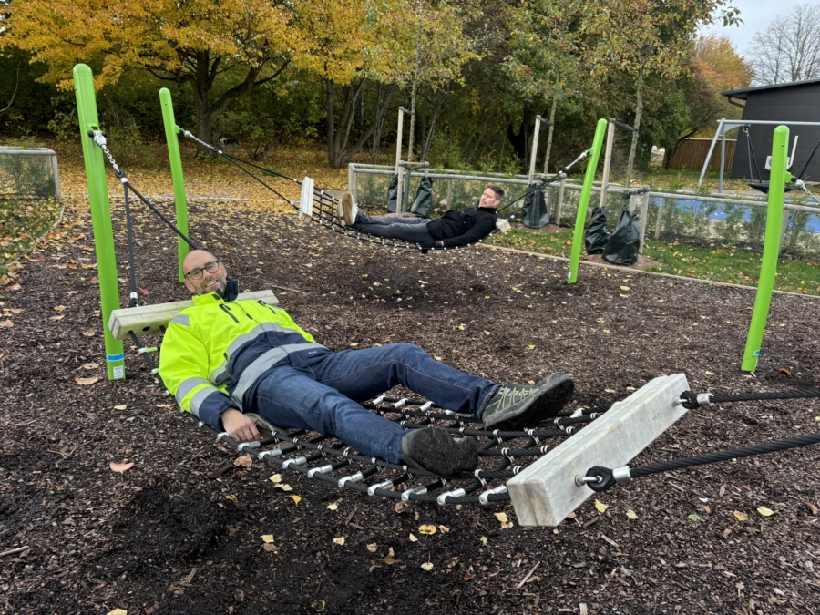 Tv&aring; m&auml;n ligger i h&auml;ngmattor utomhus