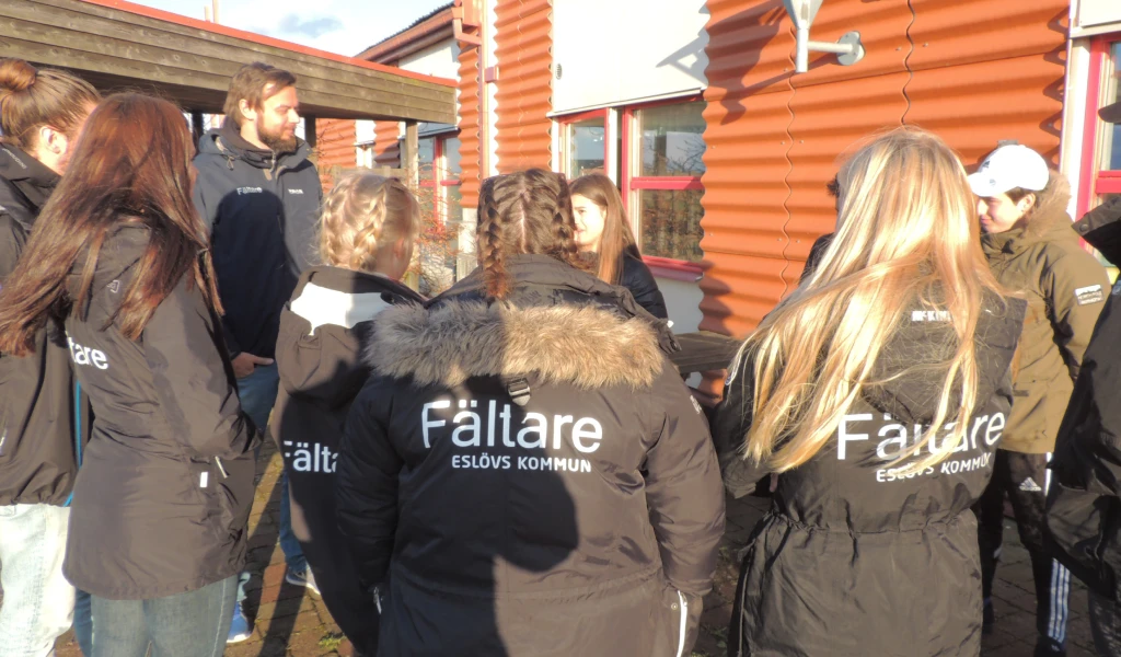 Bild på en grupp av Eslövs fältare som har jackor med texten "Fältare".