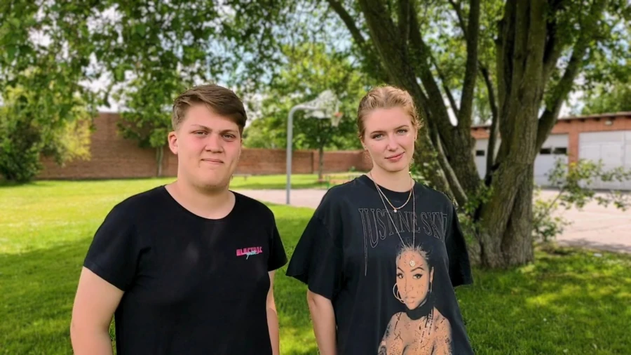 Anton Lenander och Ellen Månsson är två av de unga festvärdarna. Båda tar studenten i år och ser fram emot ett lite udda extrajobb.