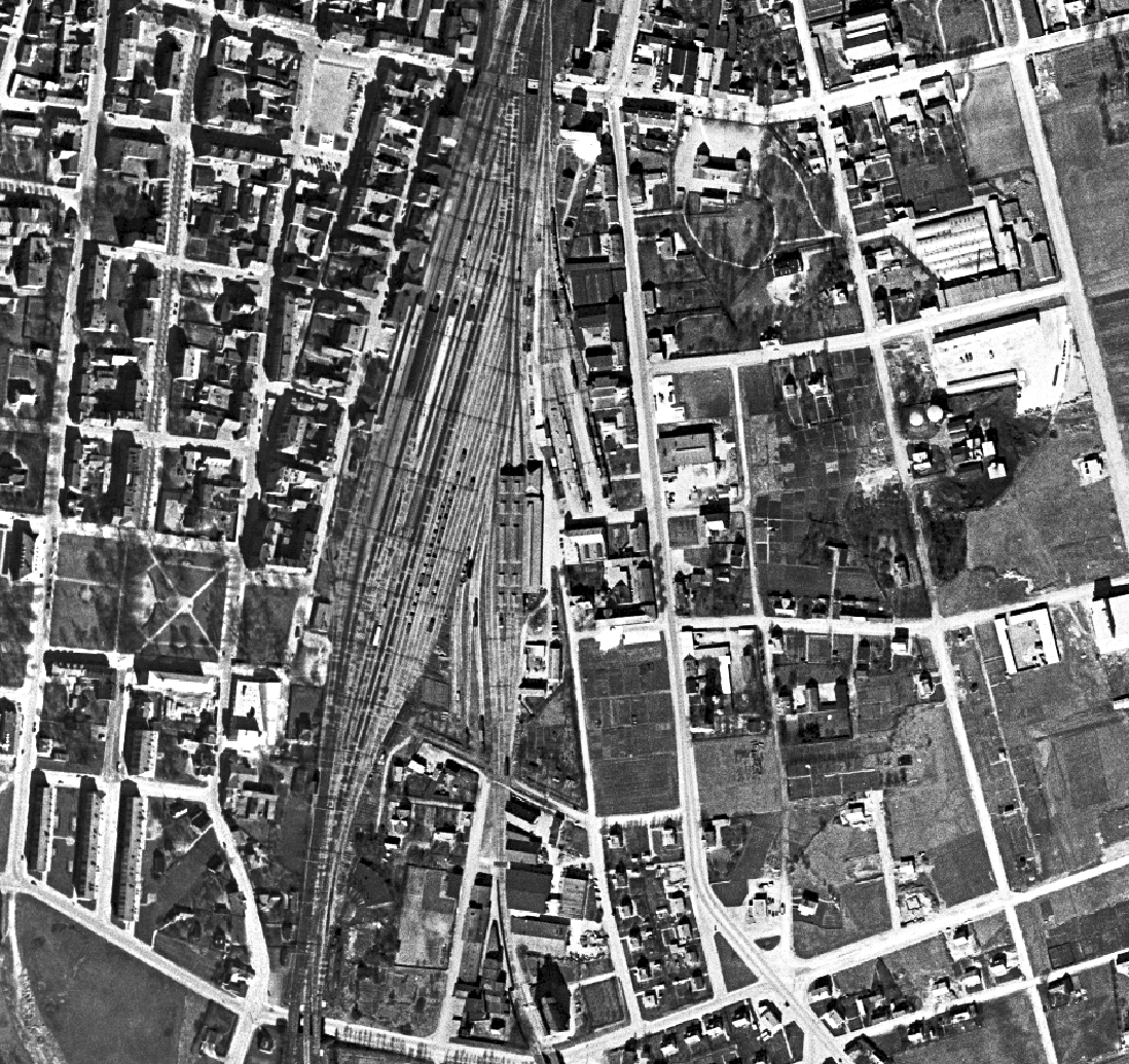 De tre magasinen när bangård var som störst (mitt i bild). Ortofoto från 1957. Eslövs kommun