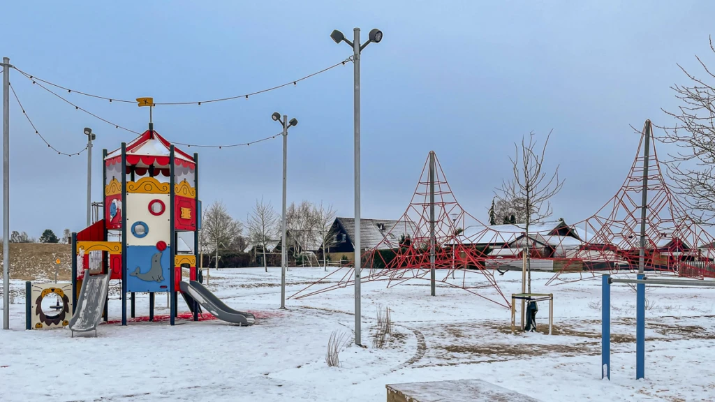 Lekplats i Flyinge med snö på marken.