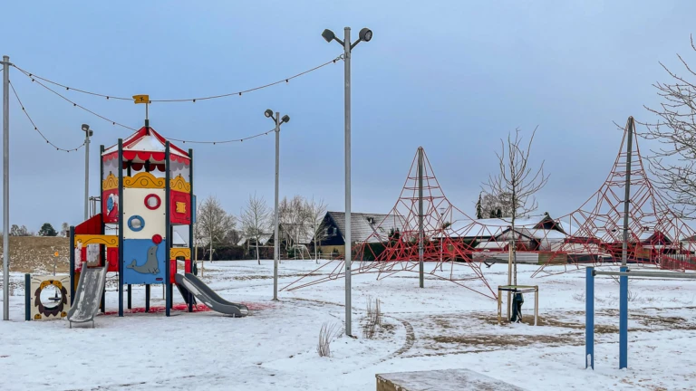 Lekplats i Flyinge med snö på marken.