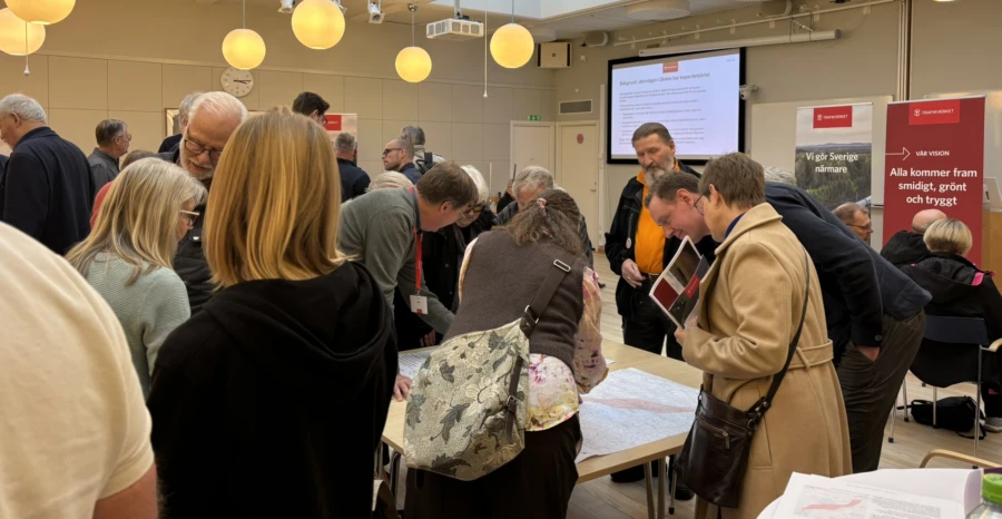 Folksamling i en m&ouml;teslokal.