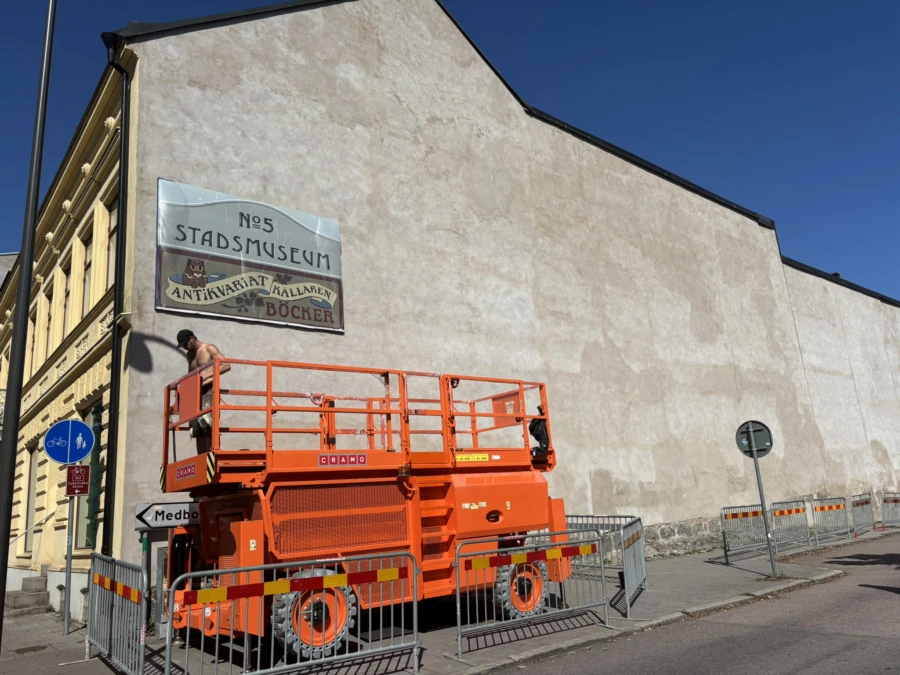 Förberedelser pågår inför att konstnärerna anländer till Eslöv. Bland annat ska den stora väggen på Eslövs museums gavel prydas med en stor väggmålning.