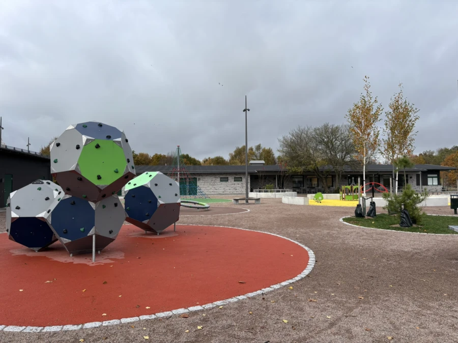 N&aring;gra stora klot som man kan kl&auml;ttra p&aring; utanf&ouml;r en byggnad