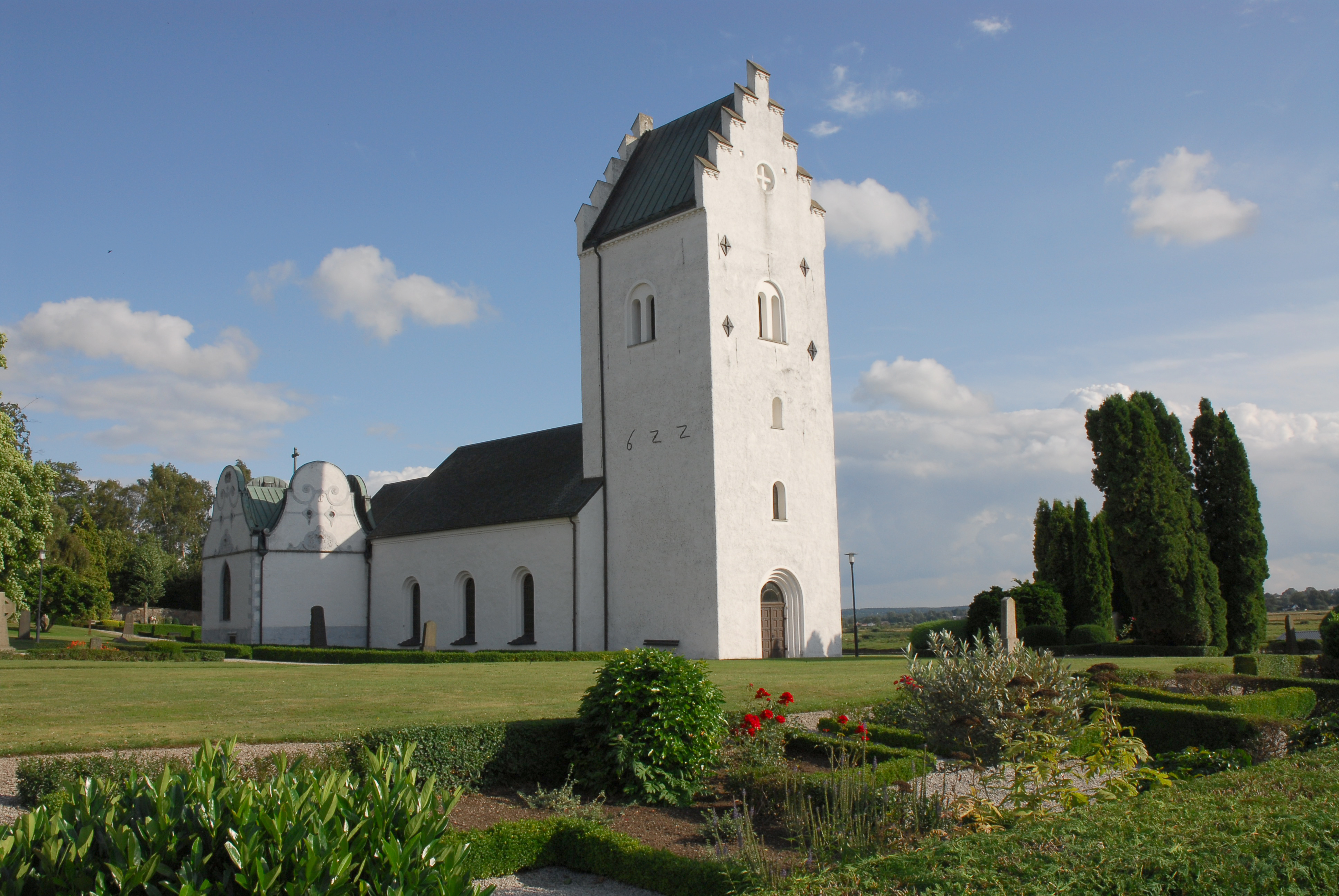 Den tidigare kyrkan, som lg en liten bit t nordost, r helt frsvunnen. P den gamla kyrkogrden finns ett trkors rest dr den ldre kyrkan lg. Vstra Str kyrka - Eslvs kommun
