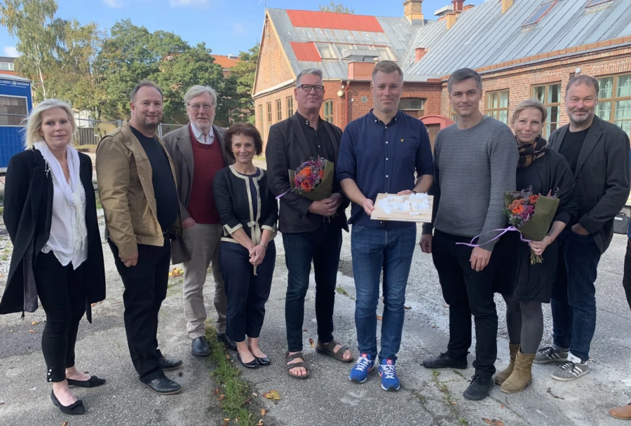 Vinnaren i markanvisningst&auml;vlingen presenterades p&aring; platsen d&auml;r bostadskvarteret ska byggas. Fr&aring;n v&auml;nster kommundirekt&ouml;r Eva Hallberg, kommunstyrelsens ordf&ouml;rande Johan Andersson, Lars Holmstr&ouml;m, kommunstyrelsens vice ordf&ouml;rande Catharina Malmborg, Anders M&ouml;ller, 3HUS, Joakim Lindahl, 3HUS, Johan Bignert, Kamikaze Arkitekter, Ylva Hegelund, Kamikaze Arkitekter och Mikael Vallberg, planchef. P&aring; bilden saknas utv&auml;rderingsgruppens ordf&ouml;rande Patrik Larsson.