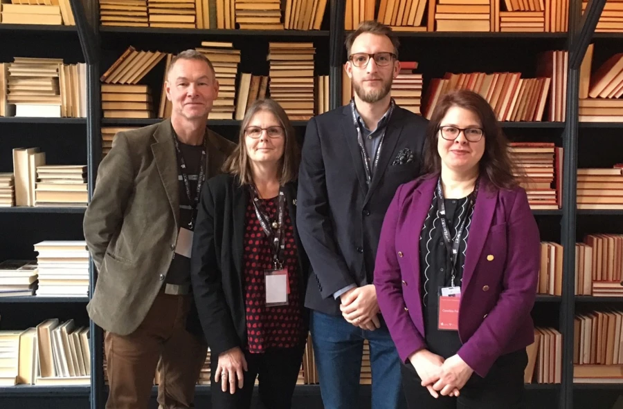 Tine Billing och verksamhetschef Johan Plambeck (i mitten) p&aring; plats i G&ouml;teborg tillsammans med Carolina Falk, filmkonsulent p&aring; Film i Sk&aring;ne, och Magnus Engvall, utvecklare film och r&ouml;rlig bild p&aring; Region Sk&aring;ne. Foto: Camilla Sj&ouml;strand