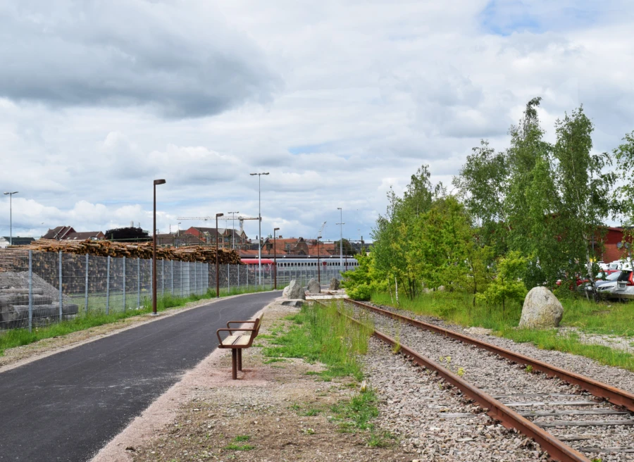 Den nya g&aring;ng- och cykelv&auml;gen i &ouml;stra Esl&ouml;v g&aring;r fr&aring;n Ystadv&auml;gen fram till Stinstorget och binder ihop &ouml;stra och v&auml;stra Esl&ouml;v.