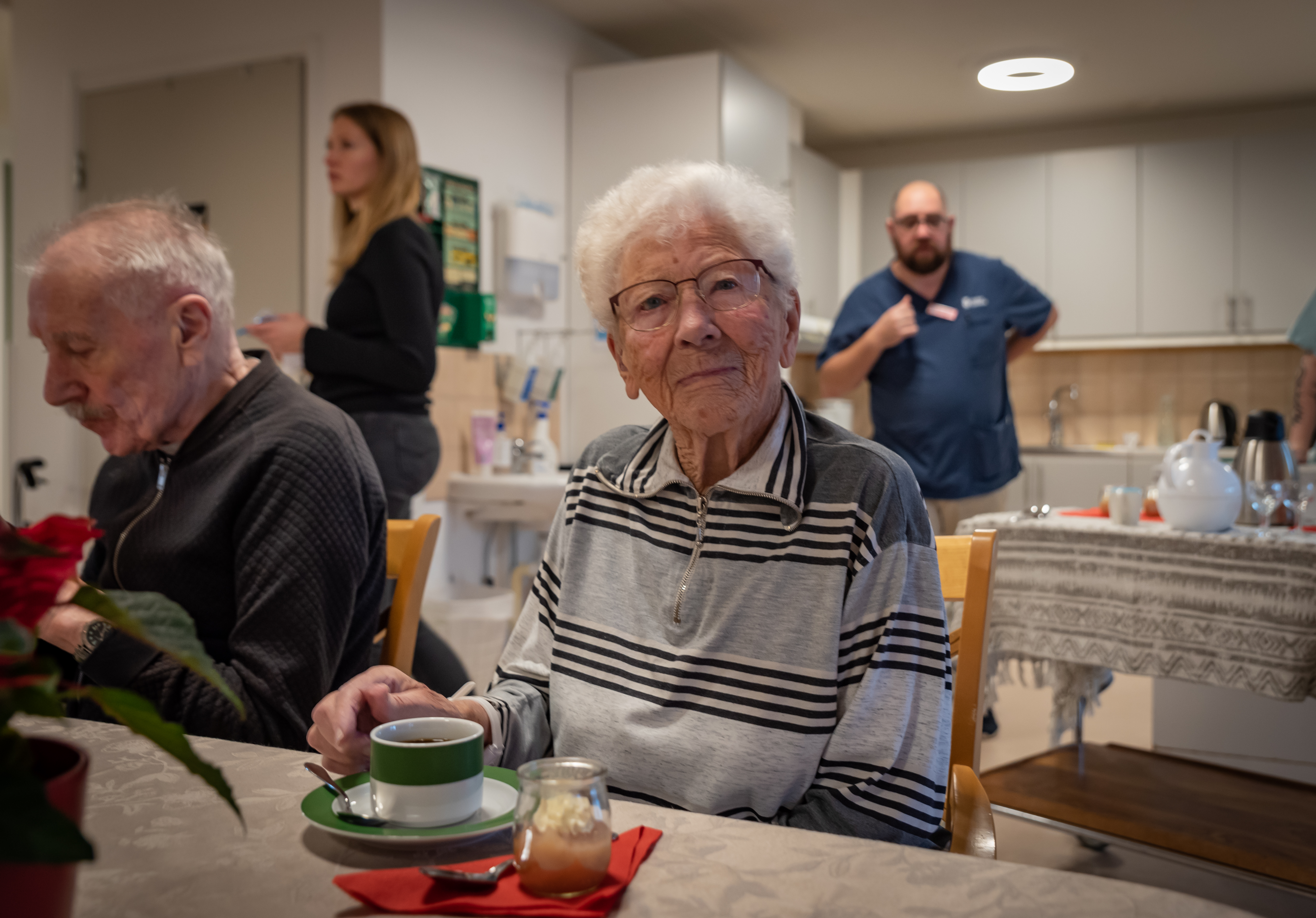Gurli Falk &auml;ter mellanm&aring;l p&aring; Gjutareg&aring;rden.