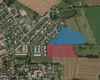 Bild över området där det blåa området markerar villatomter och det röda markerar grupphusbebyggelse.