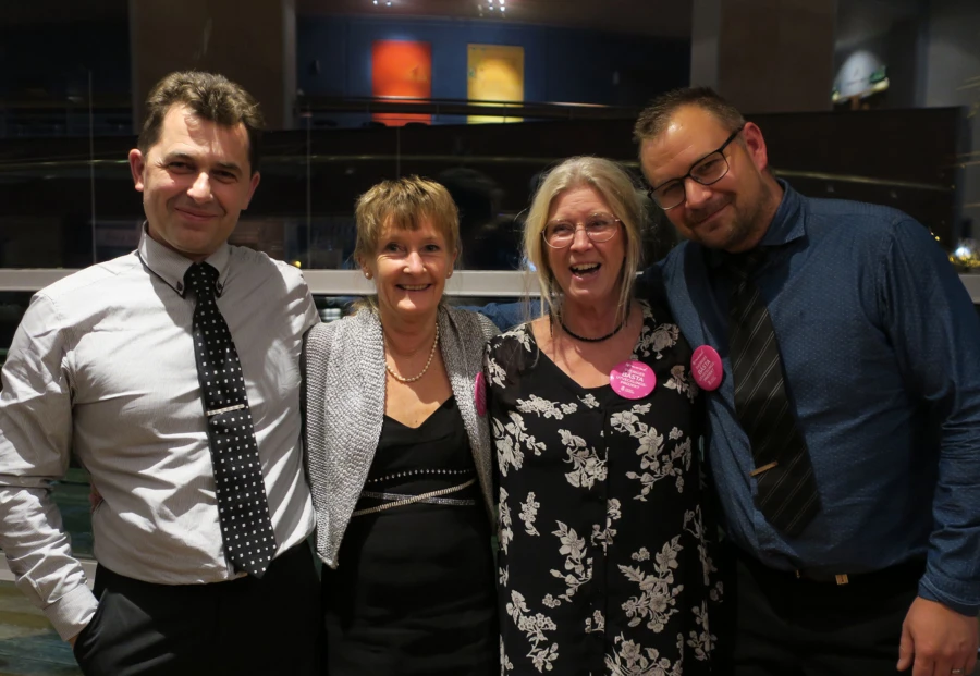 Stolta och glada Esl&ouml;vsrepresentanter p&aring; tisdagskv&auml;llens prisutdelning Isak Alilja, chauff&ouml;r, Ylva Hjer&eacute;n, enhetschef f&ouml;r transportservice, Marie Larsson, skolskjutsplanerare, och Marcus Sander, chauff&ouml;r.