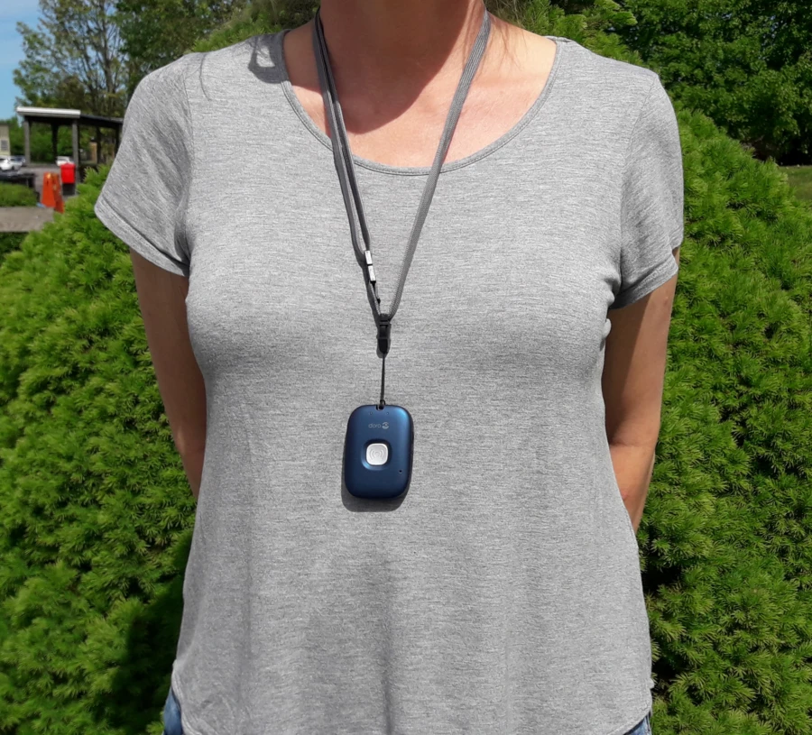 Larmet h&auml;ngs runt halsen och aktiveras om man trycker p&aring; knappen.