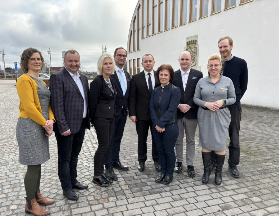Kristina Prahl, Eduard Partsii, chef f&ouml;r bost&auml;der, infrastruktur och energi, Eva Hallberg, Johan Anersson, Andriy Dranchuk, borgm&auml;stare, Catharina Malmborg, Fredrik Ottesen, Liubov Petrova, chef f&ouml;r tillv&auml;xt och internationella samarbeten, och M&aring;ns Berger utanf&ouml;r Medborgarhuset i Esl&ouml;v.