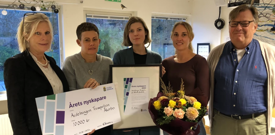 Eva Hallberg delade ut utm&auml;rkelsen till Caroline Wahlgren, Charlotte Svensson och Ellinor &Aring;hman. L&auml;ngst till h&ouml;ger rektorn Lennart Svensson.