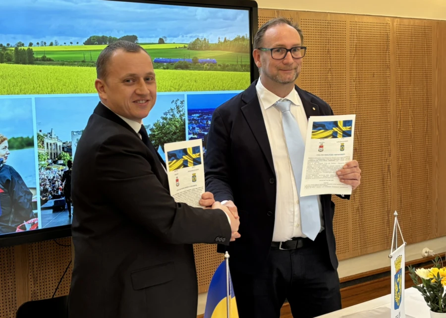 Khotyns borgm&auml;stare Andriy Dranchuk och kommunstyrelsens ordf&ouml;rande Johan Andersson undertecknade samverkansavtalet i Medborgarhuset i Esl&ouml;v.
