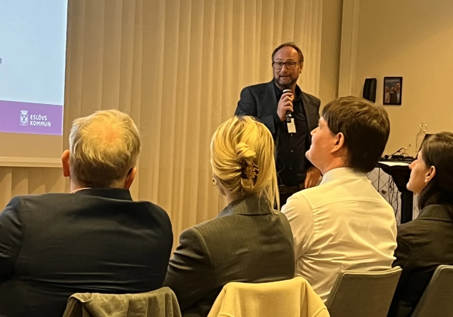 Johan Andersson (S) framf&ouml;r Esl&ouml;vs kommuns synpunkter p&aring; j&auml;rnv&auml;gens utbyggnad.