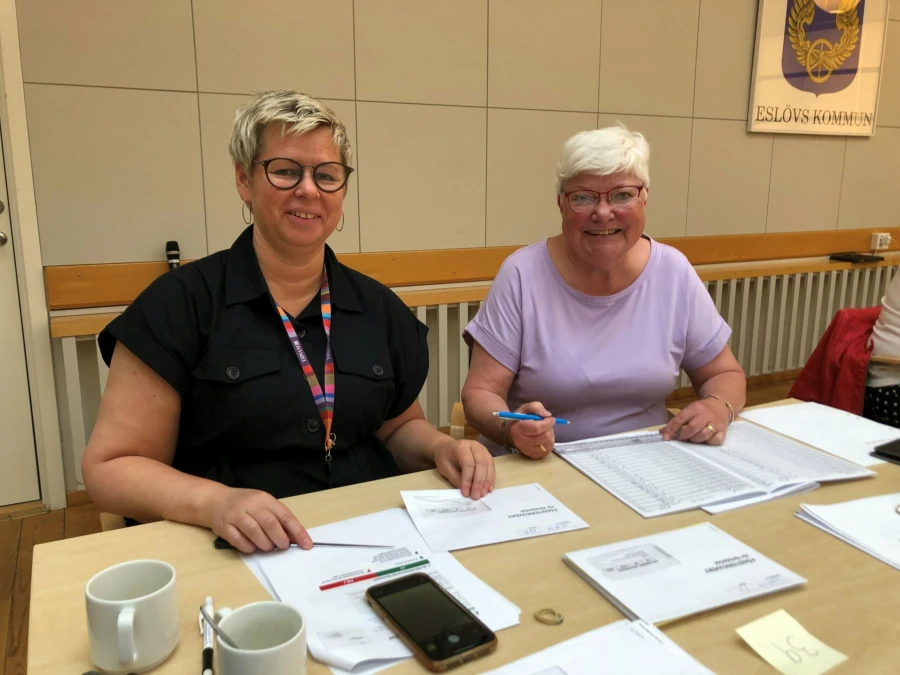 R&auml;kning p&aring;g&aring;r med Helena Nilsson, n&auml;mndssekreterare, och Laila Fast, ledamot i valn&auml;mnden.