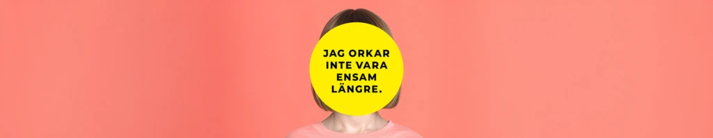 En person med kort, ljust brunt hår står framför en korallfärgad bakgrund. Ansiktet är helt täckt av en stor gul cirkel med svart text som lyder: ”Jag orkar inte vara ensam längre.” Personen bär en ljusrosa tröja.