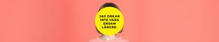 En person med kort, ljust brunt hår står framför en korallfärgad bakgrund. Ansiktet är helt täckt av en stor gul cirkel med svart text som lyder: ”Jag orkar inte vara ensam längre.” Personen bär en ljusrosa tröja.