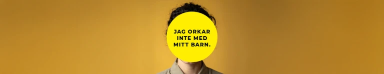 En person står framför en gul bakgrund. Ansiktet är helt täckt av en stor gul cirkel med svart text som lyder: ”Jag orkar inte med mitt barn.” Personen har mörkt lockigt hår och bär en beige skjorta.
