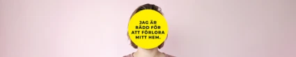 En person står framför en ljusrosa bakgrund. Ansiktet är helt täckt av en stor gul cirkel med svart text som lyder: ”Jag är rädd för att förlora mitt hem.” Personen har kort brunt hår och bär en rosa tröja.