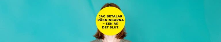 En person står framför en turkos bakgrund. Ansiktet är helt täckt av en stor gul cirkel med svart text som lyder: ”Jag betalar räkningarna – sen är det slut.” Personen har axellångt rött hår och bär en grå t-shirt.