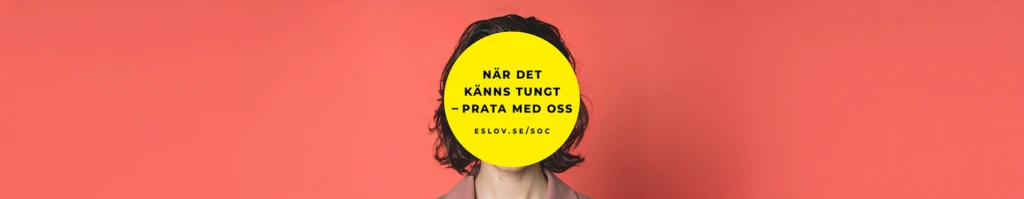 En person står framför en dämpat röd bakgrund. Ansiktet är helt täckt av en stor gul cirkel med svart text som lyder: ”När det känns tungt – prata med oss. eslov.se/soc”. Personen har mörkt, axellångt hår och bär en rosa skjorta.